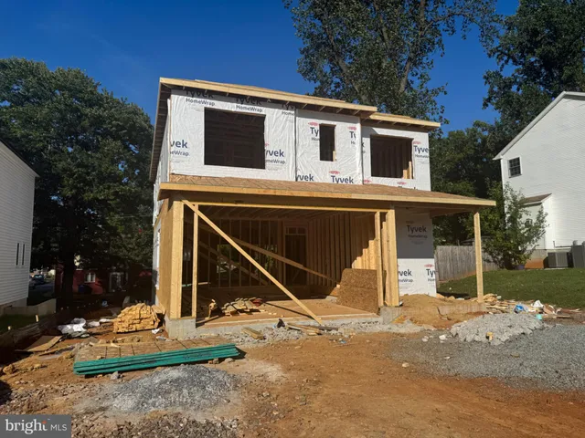 a view of a house with backyard