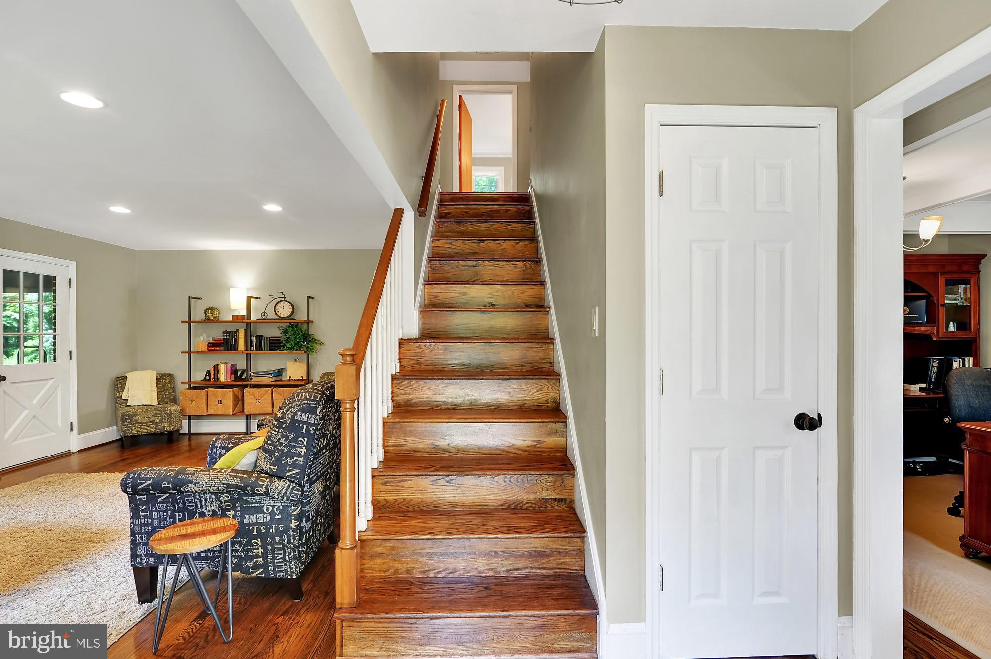 187 Middle Road Elkton, MD 21921 - Photo 4 of 36 Foyer view of steps