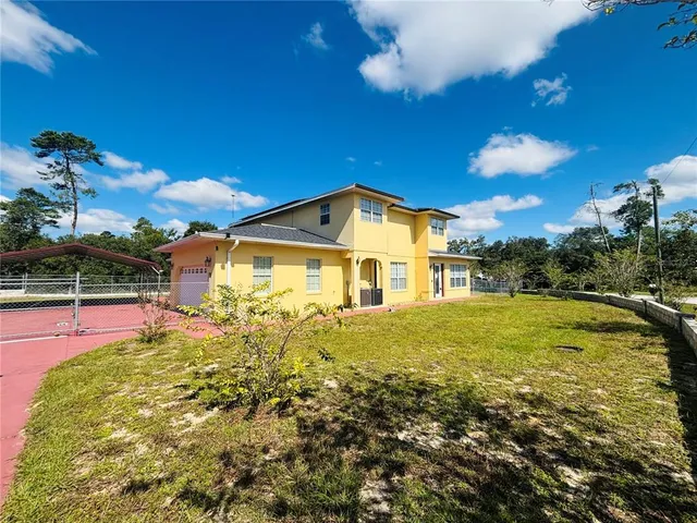 a view of a house with a yard