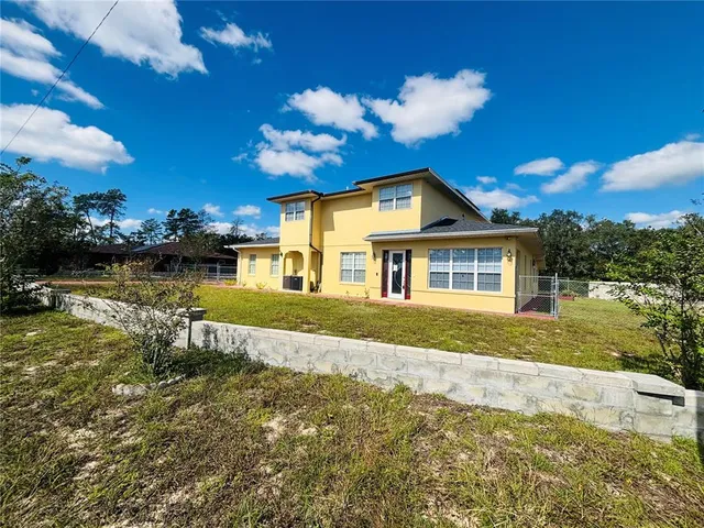 a view of a house with a yard