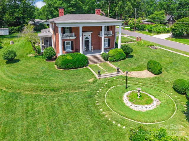 a view of a house with backyard