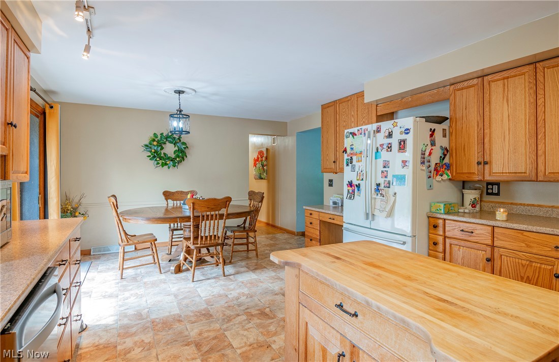 2421 Woodview Road Uniontown, OH 44685 - Photo 9 of 32 Gallery Image 9