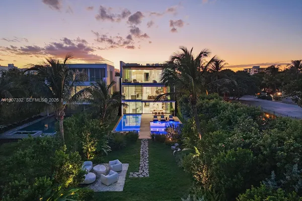 $40,000,000 | 7845 Atlantic Way, Miami Beach, FL 33141