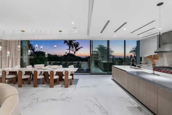 $40,000,000 | 7845 Atlantic Way, Miami Beach, FL 33141