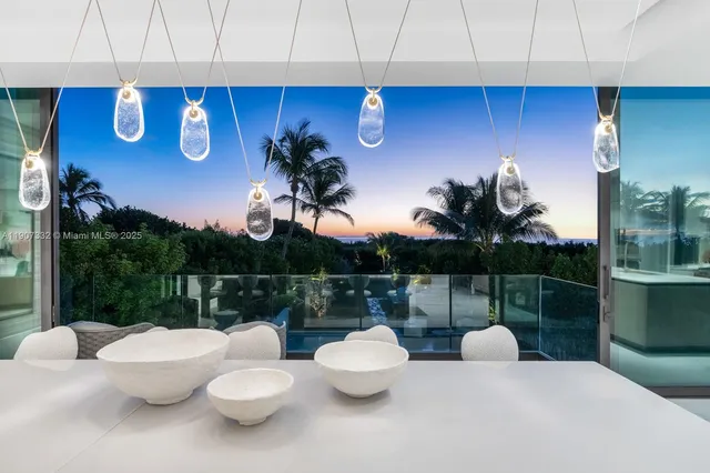 $40,000,000 | 7845 Atlantic Way, Miami Beach, FL 33141