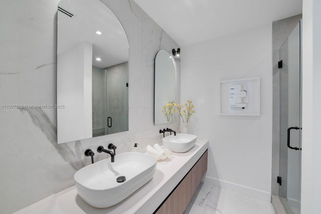 $40,000,000 | 7845 Atlantic Way, Miami Beach, FL 33141