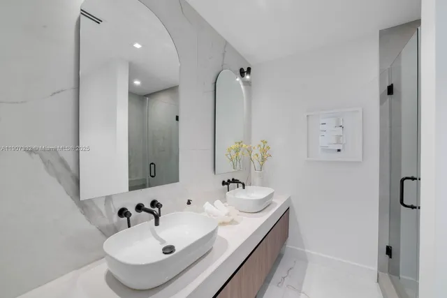 $40,000,000 | 7845 Atlantic Way, Miami Beach, FL 33141