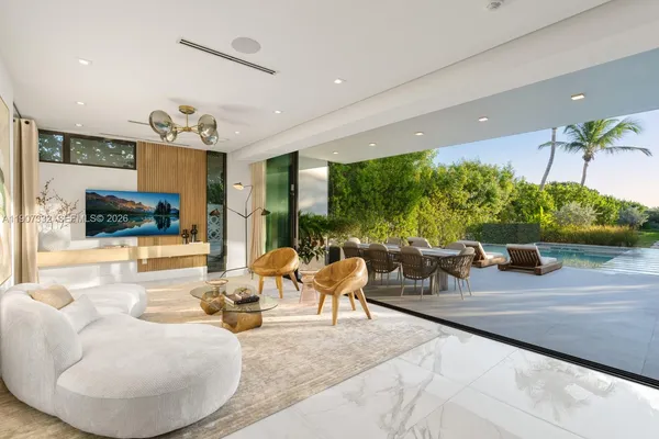 $40,000,000 | 7845 Atlantic Way, Miami Beach, FL 33141