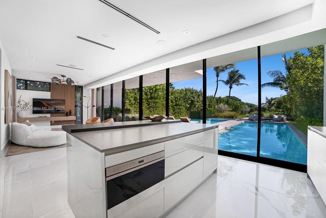 $40,000,000 | 7845 Atlantic Way, Miami Beach, FL 33141