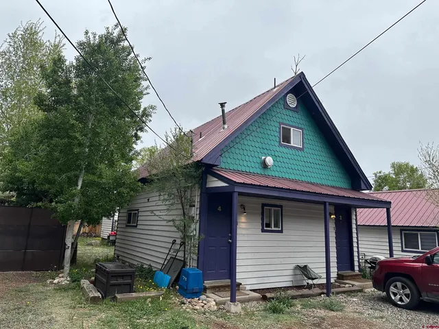 a view of a house that has a car parked in it