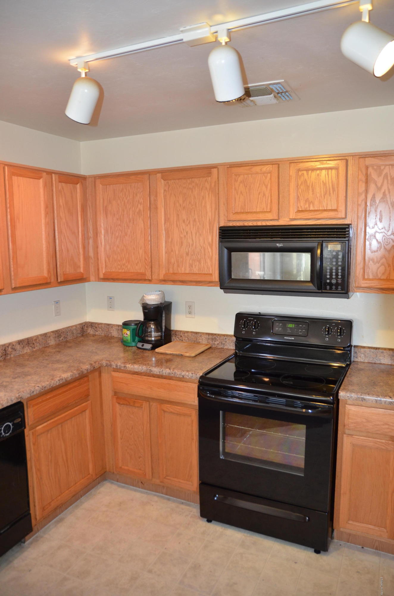 698 West Ash Ridge Drive Green Valley, AZ 85614 - Photo 5 of 19 a kitchen with a stove and a sink