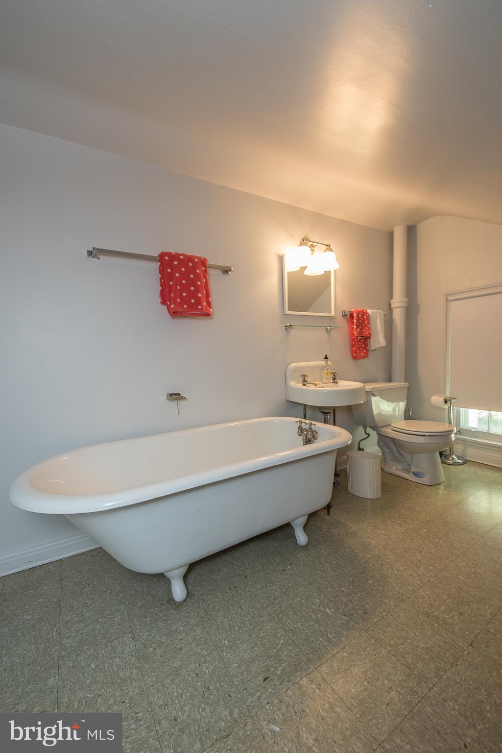 523 Oakley Road Haverford, PA 19041 - Photo 21 of 25 Third Floor Hall Bathroom
