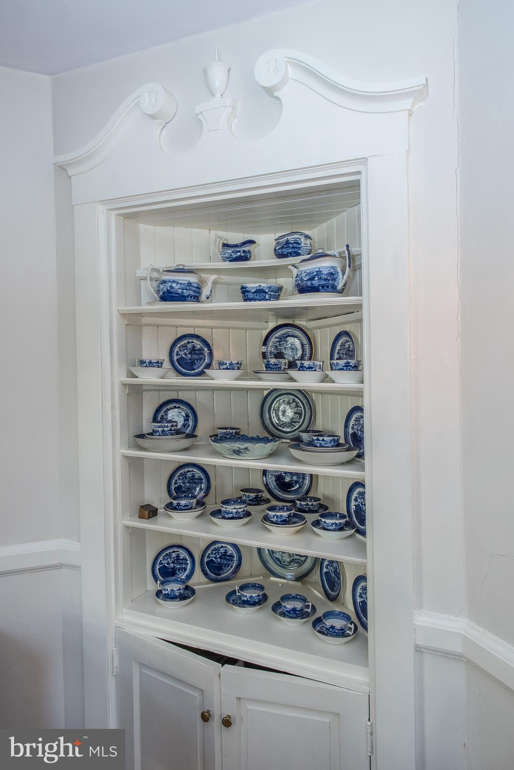 Built-In Corner Cabinet