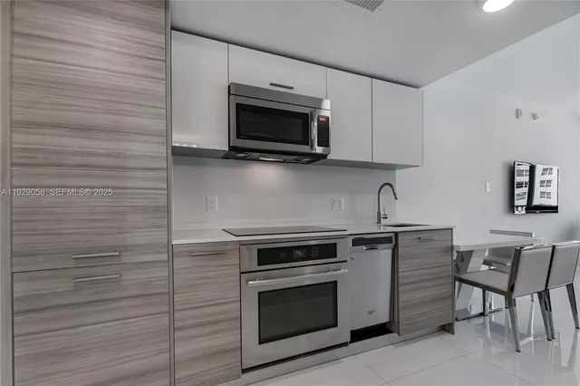 $2,700 | 1300 Brickell Bay Drive, Unit 1912, Miami, FL 33131