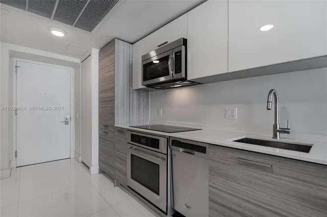 $2,700 | 1300 Brickell Bay Drive, Unit 1912, Miami, FL 33131