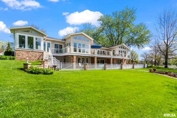 $639,900 | 769 Pecan Point Road, Petersburg, IL 62675