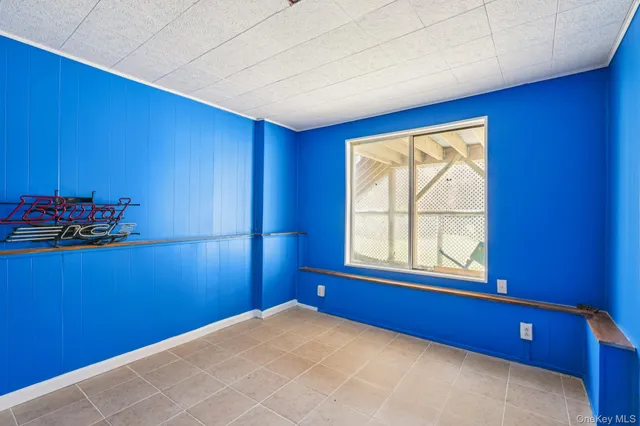 a view of empty room with window