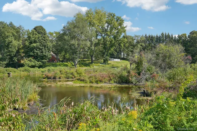 a picture of a floor to ceiling window