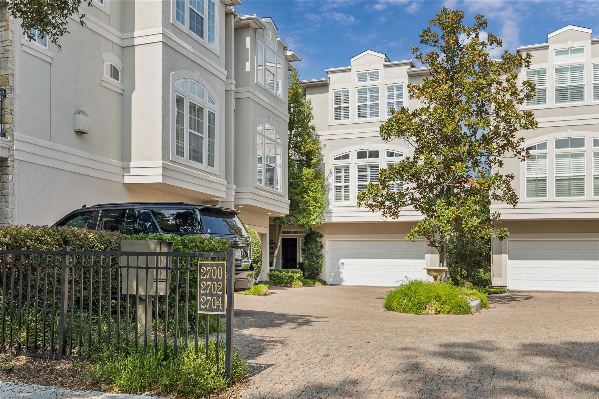 2700 Wroxton Road West University Place, TX 77005 - Photo 32 of 32 a front view of a building with garden