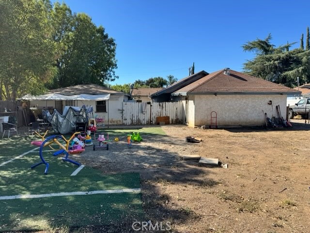 941 Ave B Calimesa, CA 92320 - Photo 5 of 6 a view of a house with a patio