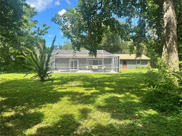 a view of a yard with a house