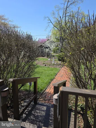 a view of yard with pathway