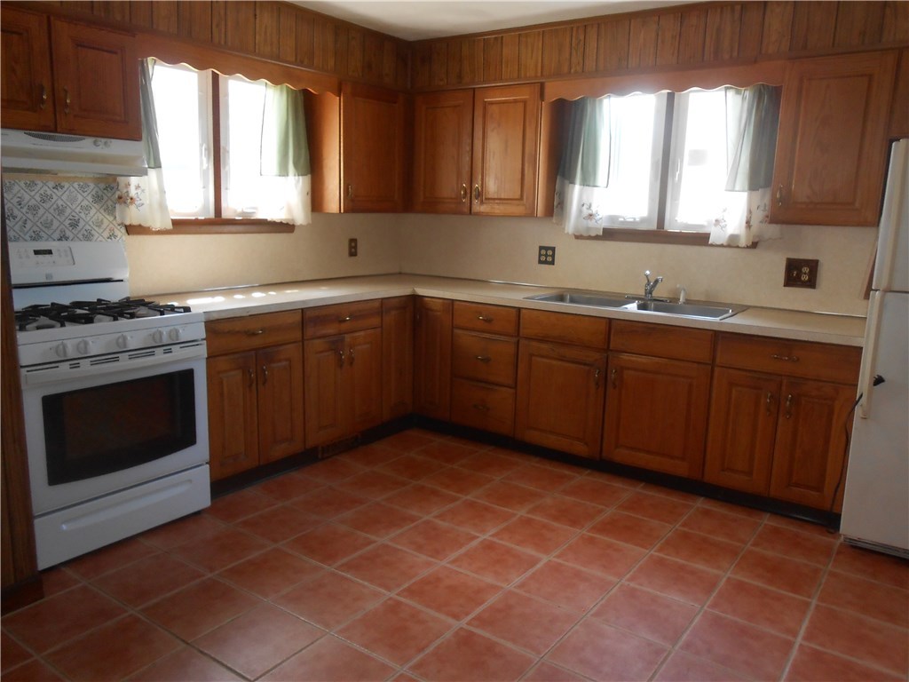 Frit floor with tile flooring and lots of natural light.