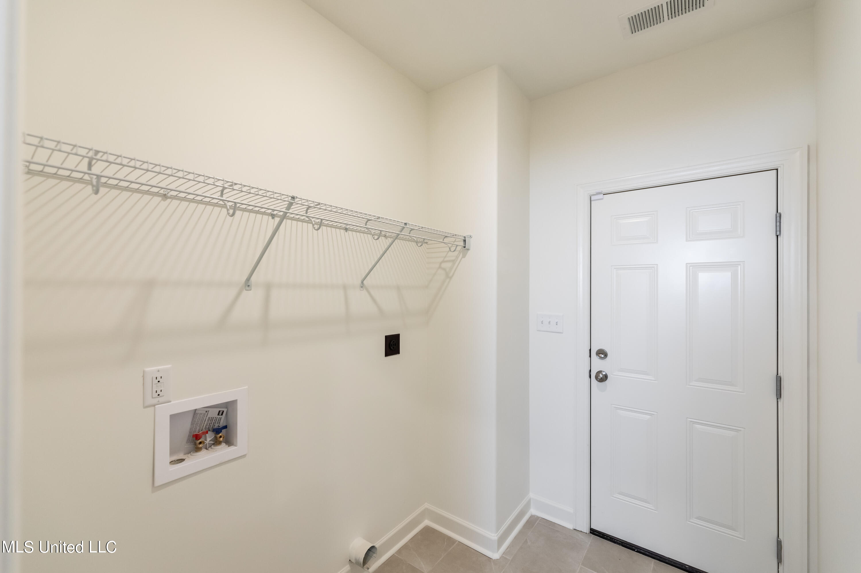 3461 Hatton Drive Nesbit, MS 38651 - Photo 15 of 19 Laundry