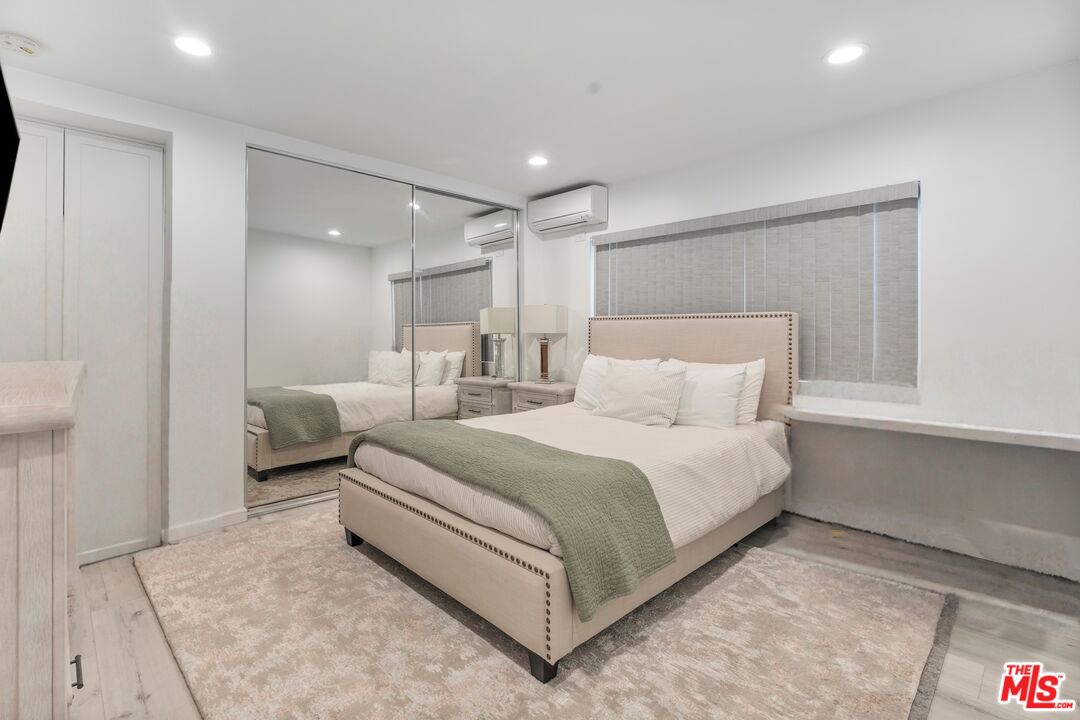 3806 Ocean Front Walk Marina del Rey, CA 90292 - Photo 31 of 40 a spacious bedroom with a bed and a window