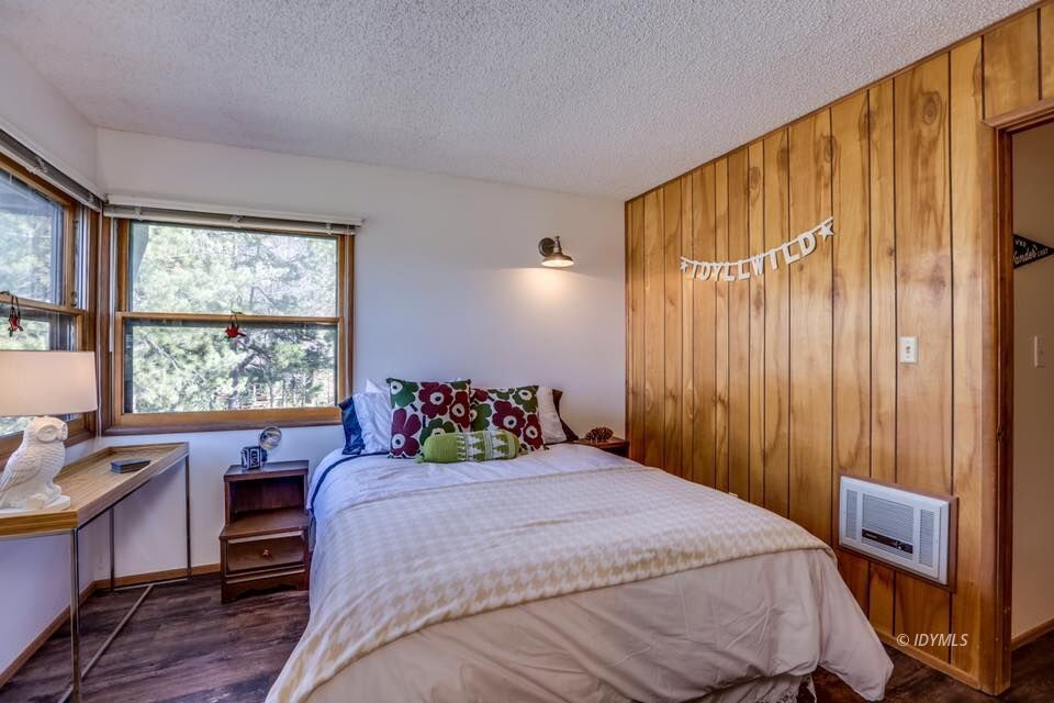 25405 Seneca Road Idyllwild, CA 92549 - Photo 35 of 61 a bedroom with a bed and a window