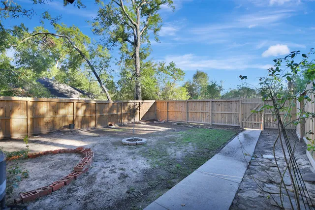 a view of a backyard