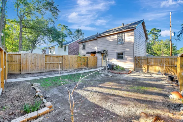 a view of a house with a backyard