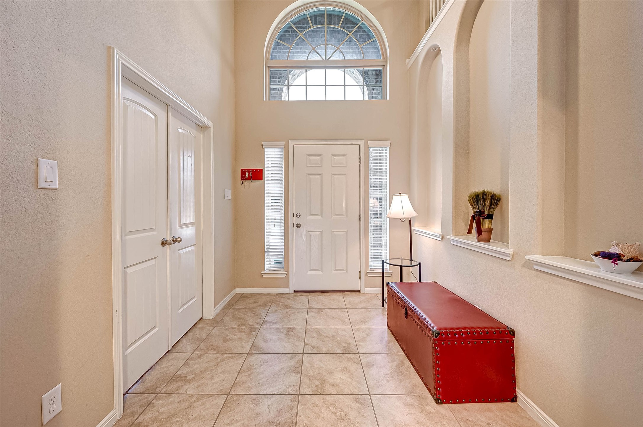 5614 Glenfield Spring Lane Spring, TX 77389 - Photo 3 of 36 Entrance hallway!
Pictures with furniture are only for staging representation.