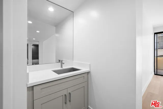 $1,185,000 | 235 South Tower Drive, Unit 106, Beverly Hills, CA 90211