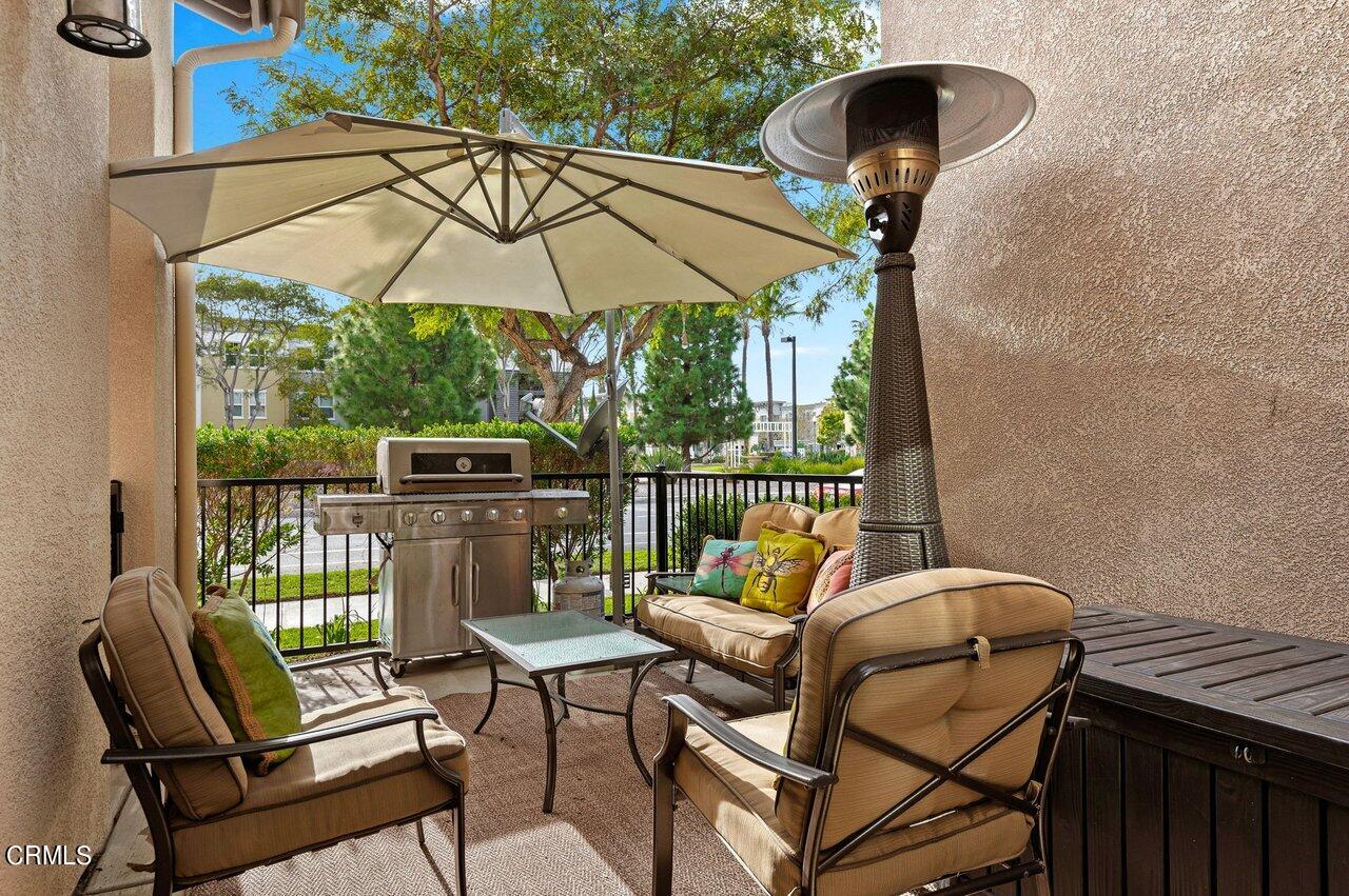 719 Forest Park Boulevard Oxnard, CA 93036 - Photo 4 of 39 a view of a chairs and table in the patio