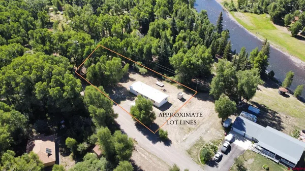 a view of livingroom with furniture