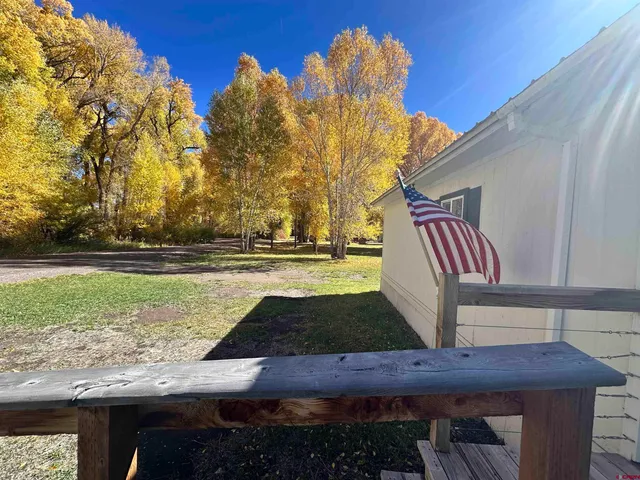 a view of a backyard