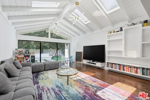 $2,398,000 | 16910 West Magnolia Boulevard, Encino, CA 91316
