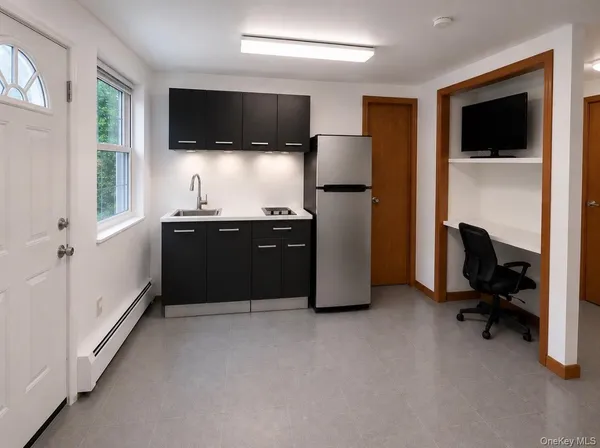 $2,100 | 176 Spackenkill Road, Unit 1B, Poughkeepsie, NY 12603