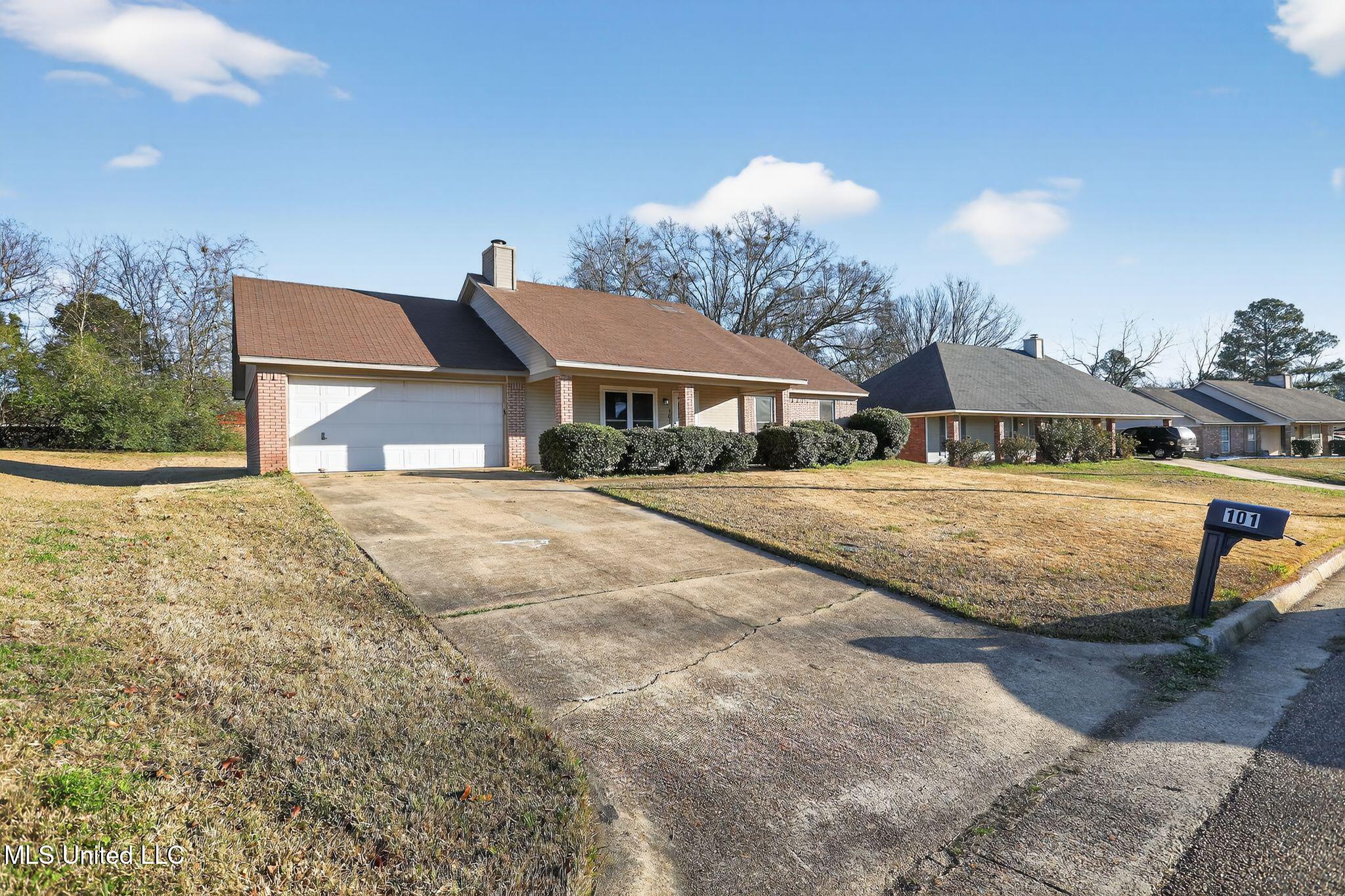 101 Sundew Place Jackson, MS 39212 - Photo 1 of 35 01_101_Sundew_Pl_Jackson_MS_39212-Exteri