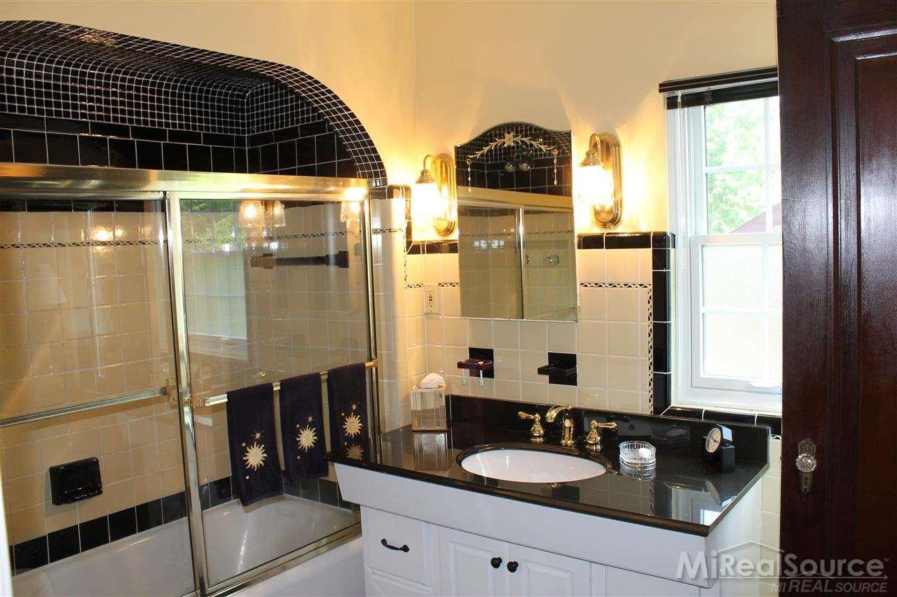 758 Barrington Road Grosse Pointe, MI 48230 - Photo 20 of 30 31299264-19.JPG