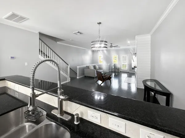 $2,950 | 2605 West Dallas Street, Houston, TX 77019