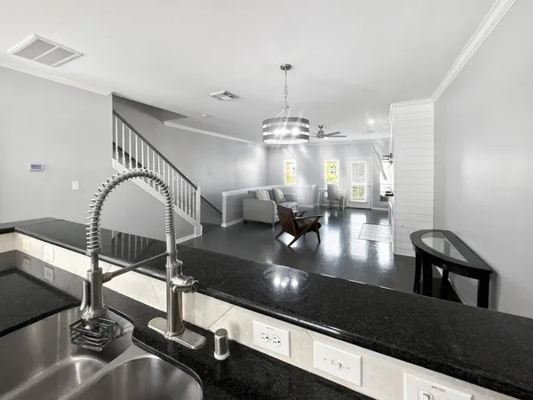 $2,950 | 2605 West Dallas Street, Houston, TX 77019
