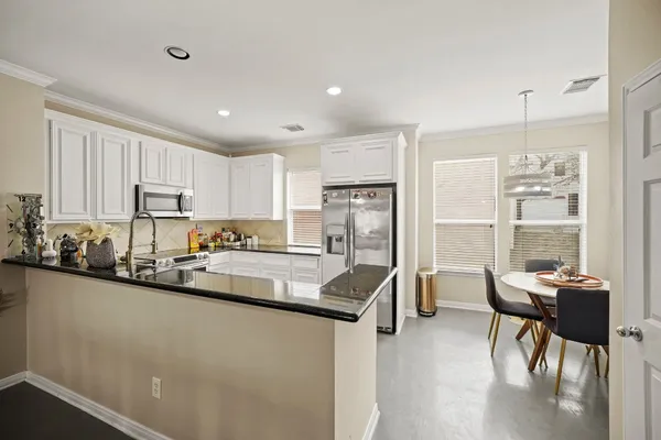 $2,950 | 2605 West Dallas Street, Houston, TX 77019