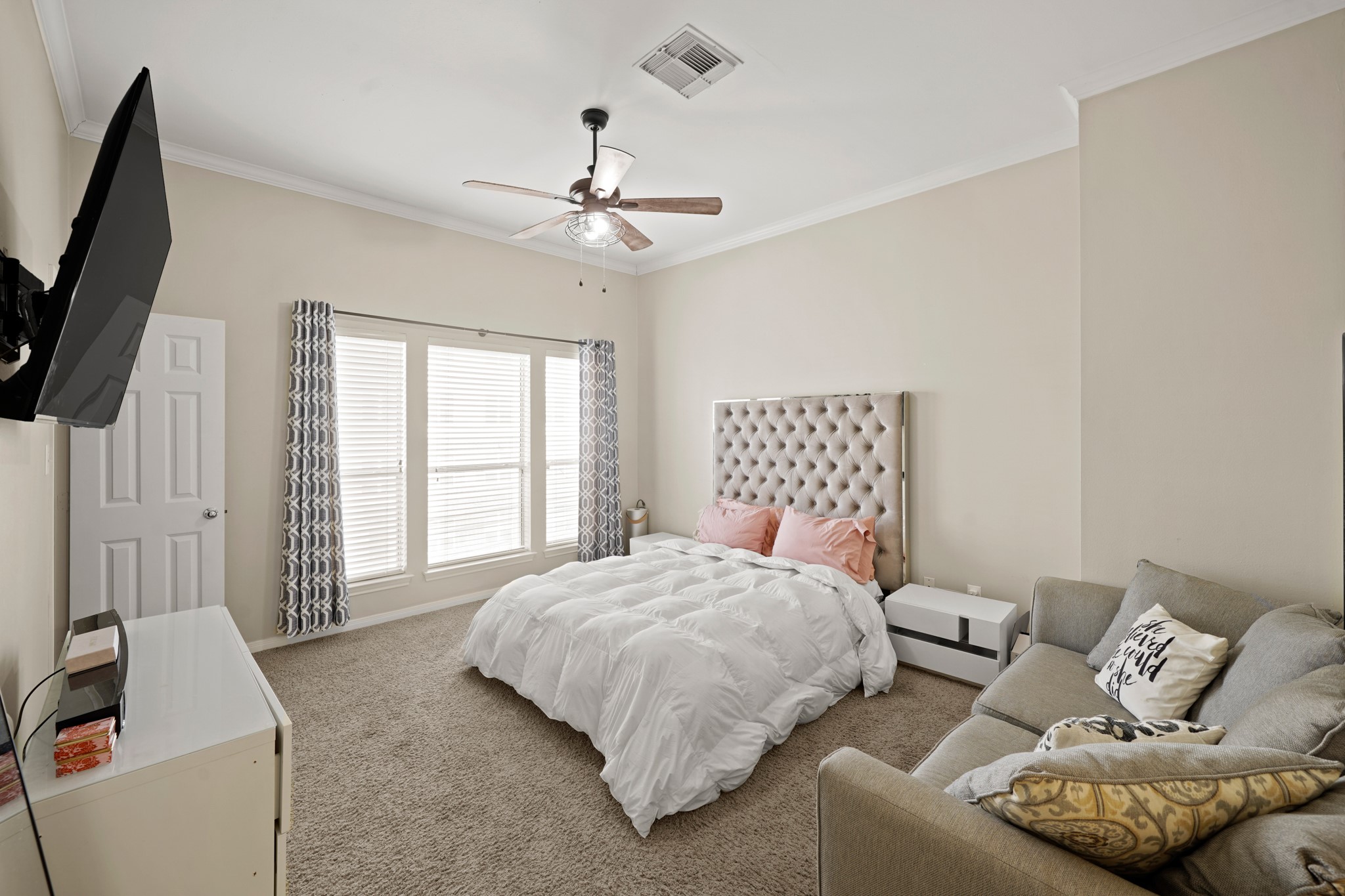 2605 West Dallas Street Houston, TX 77019 - Photo 23 of 29 a bedroom with a bed couch and window