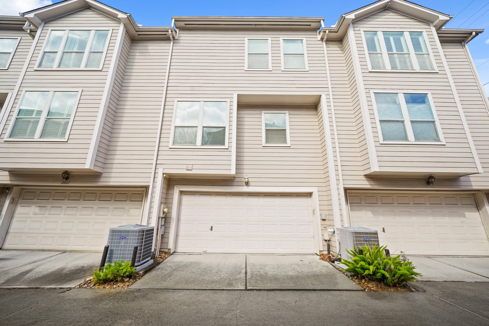 2605 West Dallas Street Houston, TX 77019 - Photo 3 of 29 a front view of a house with garden