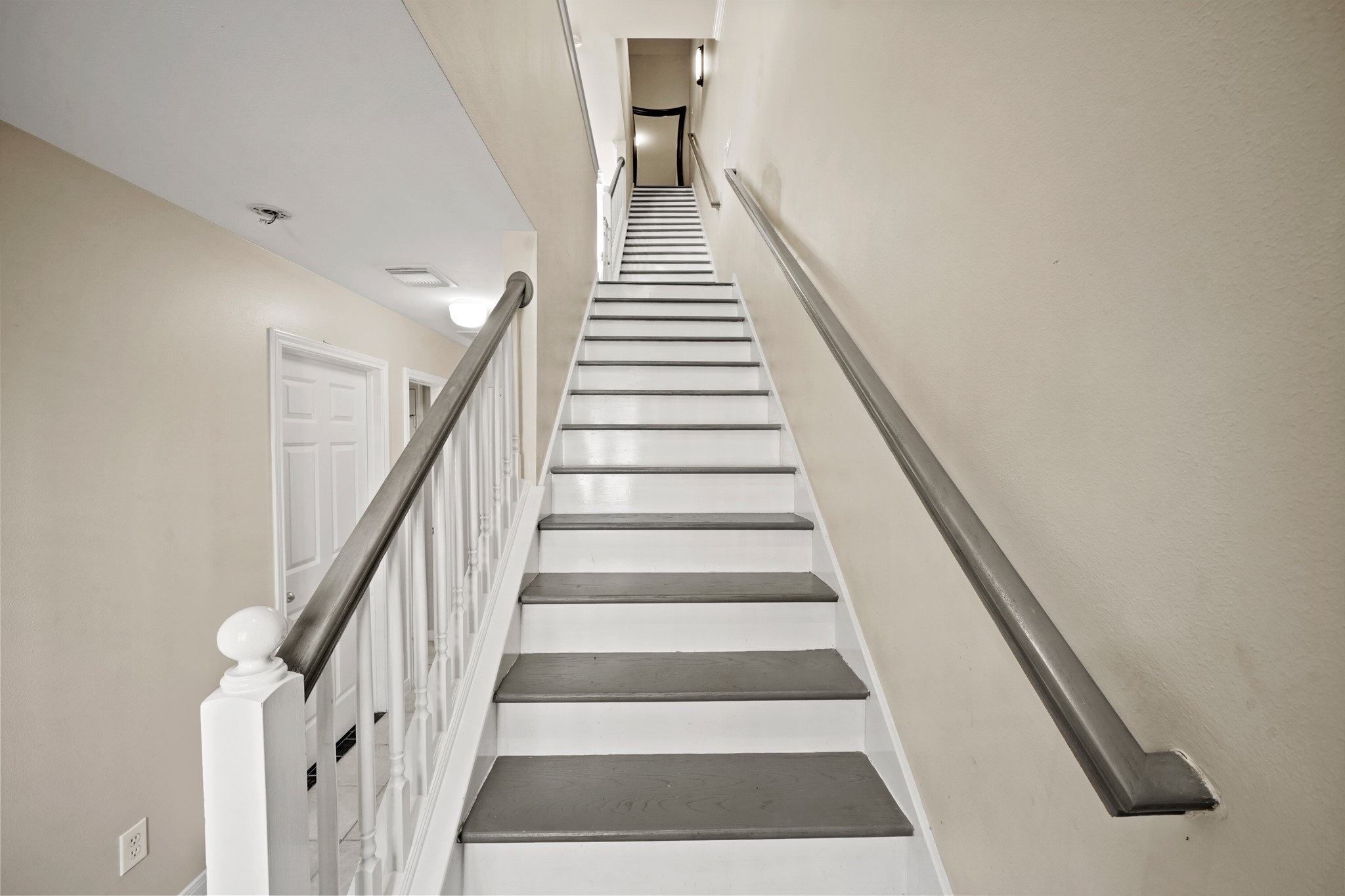 2605 West Dallas Street Houston, TX 77019 - Photo 4 of 29 a view of entryway
