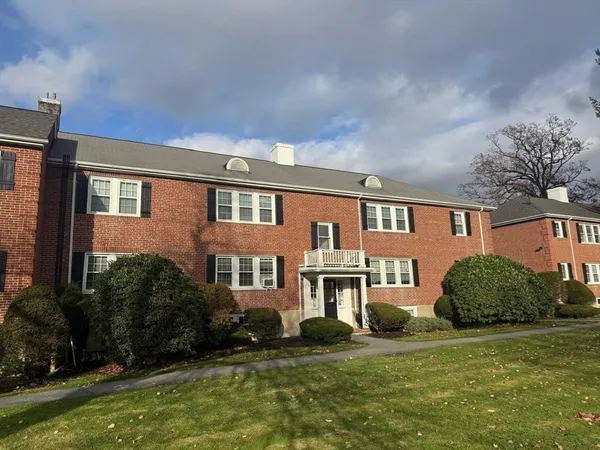 $2,900 | 31 Hammond Pond Parkway, Unit 2, Chestnut Hill, MA 02467
