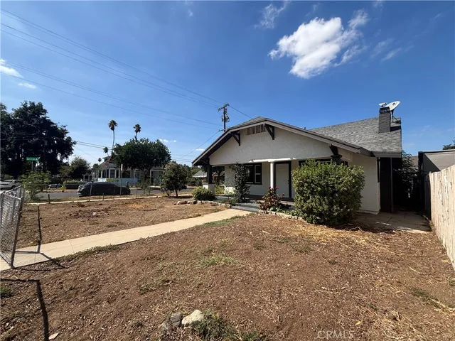 a view of a house with backyard and sitting area