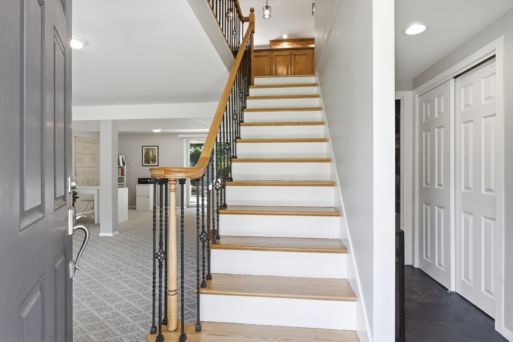 42 Ledgewood Road Framingham, MA 01701 - Photo 2 of 33